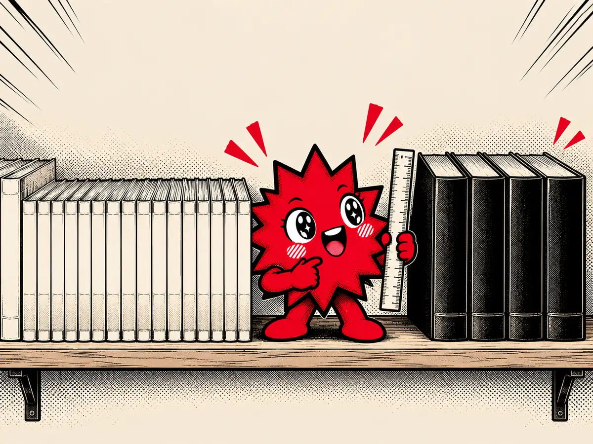 Numa prateleira, uma fileira longa de volumes finos claros à esquerda e uma fileira curta de volumes grossos pretos à direita, com o Boomzinho medindo com uma régua no meio